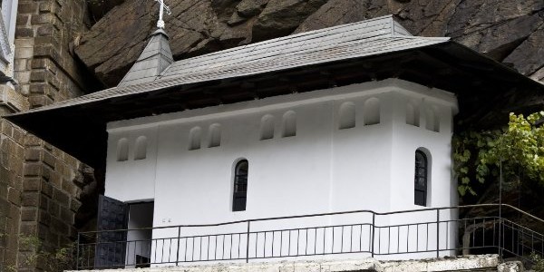 CARAŞ-SEVERIN: Mănăstirea Piatra Scrisă, un loc al tainelor şi al minunilor